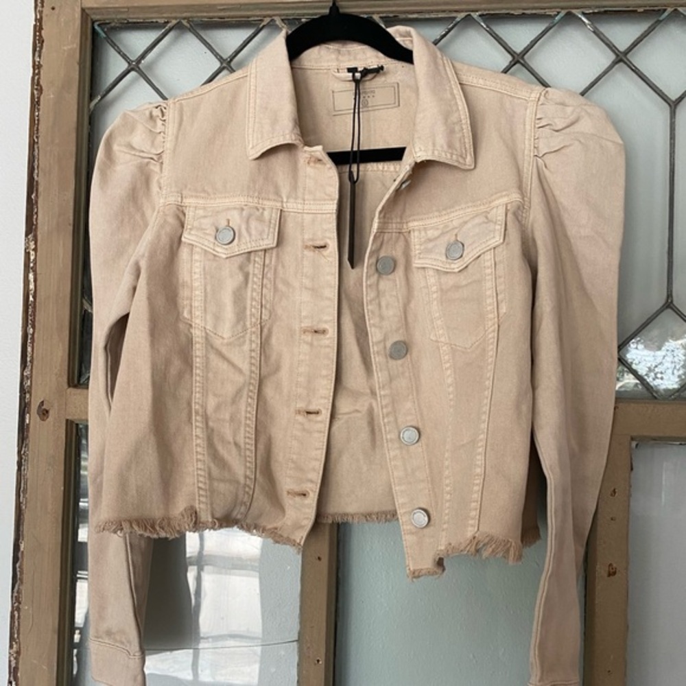 BLANKNYC cropped denim jacket! Neutral in color & SO MUCH STYLE! Zoom in👀
